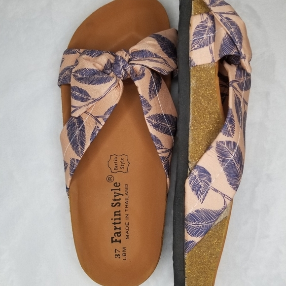NWOT Sandals with bow accent - Picture 2 of 3